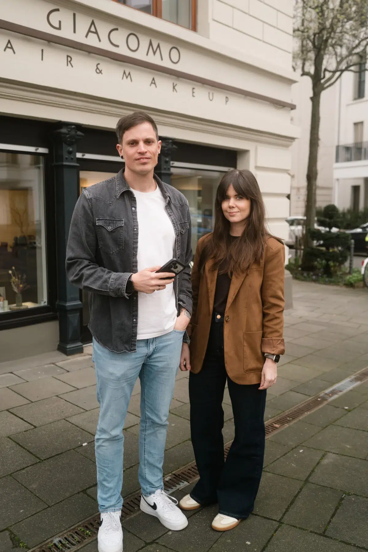 Steven und Viola Megerle stehen nebeneinander vor einer hellen Hausfassade
